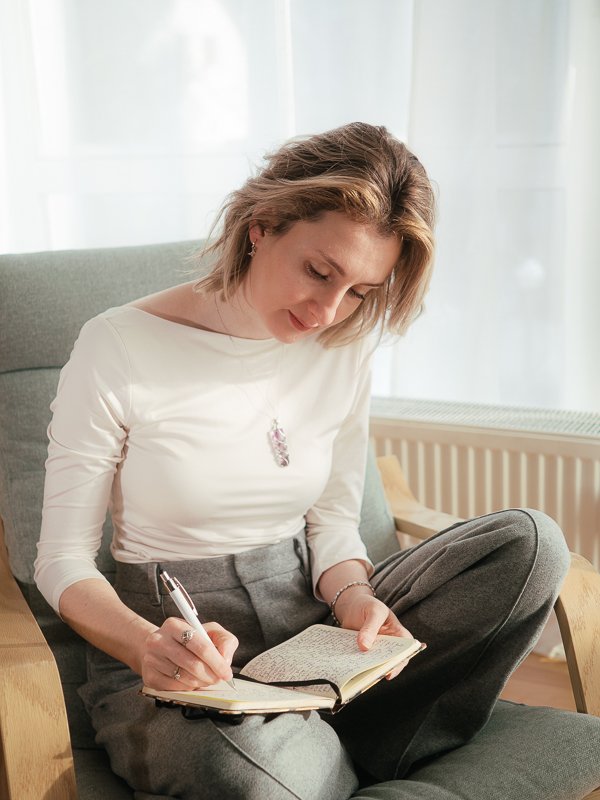 Jen schreibt in ihr Journal